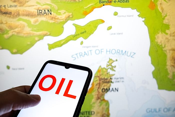 Глава Минэнерго США заявил, что ВМС провели танкер через Ормузский пролив