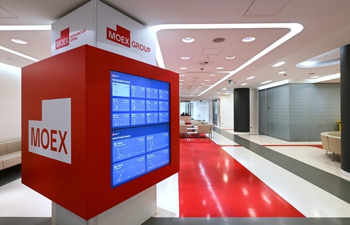 Рынок акций РФ открылся в утреннюю сессию снижением индекса IMOEX2 на 0,2%