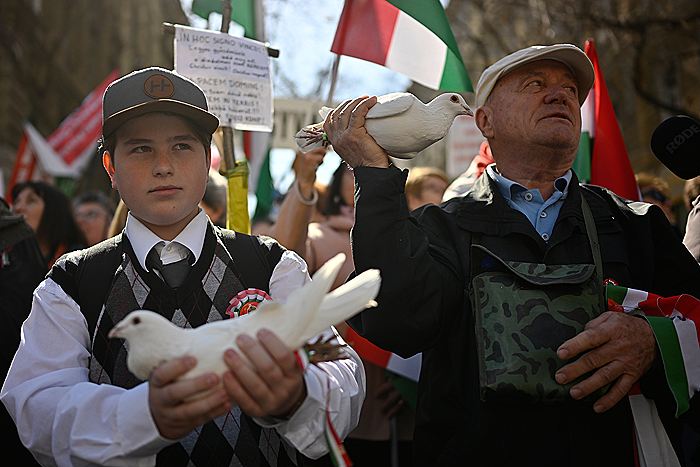 Сторонники Орбана и его противники собираются на митинги в Будапеште