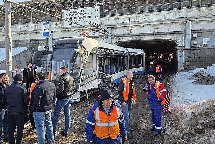 Тринадцать человек пострадали при столкновении трамваев на северо-западе Москвы