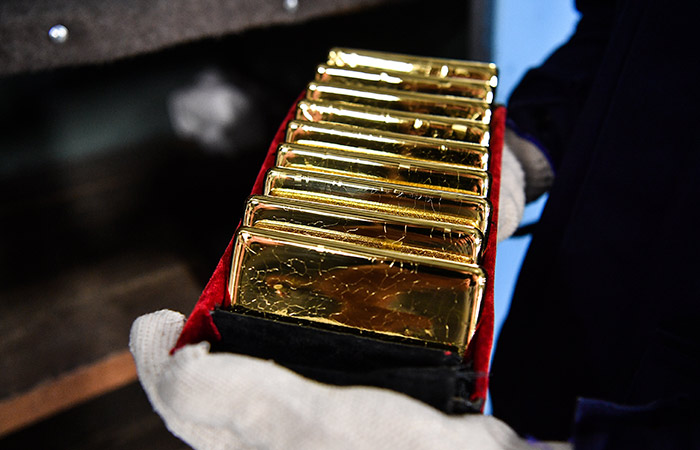 Золото дешевеет, торгуется ниже $5000 за унцию