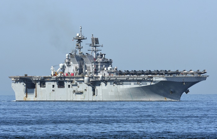 Десантный корабль ВМС США "Триполи" приблизился к Малаккскому проливу