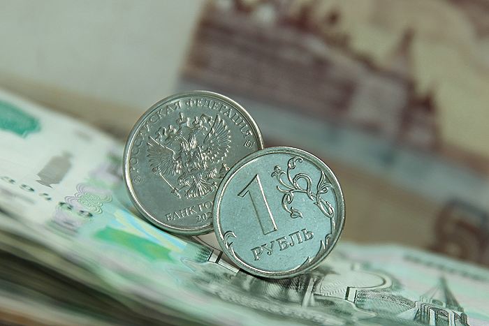 Рубль утром дешевеет в паре с юанем даже при продолжающей дорожать нефти