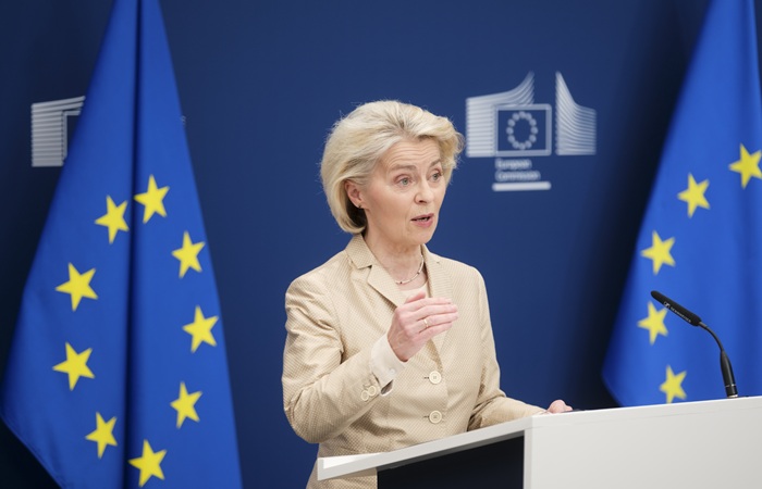 Еврокомиссия не планирует пересматривать сроки отказа от российского СПГ