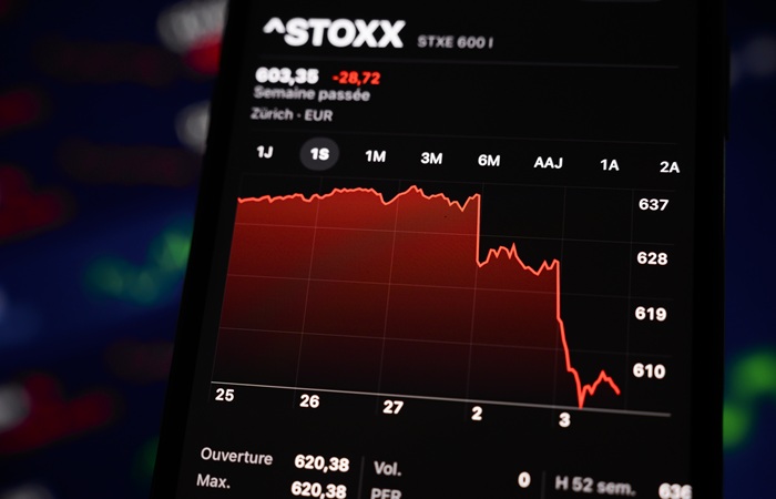 Европейские фондовые индексы в четверг потеряли более 2% на итогах заседаний ЕЦБ и Банка Англии
