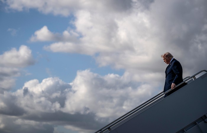 Эксперт: спонтанные решения Трампа - признак растерянности