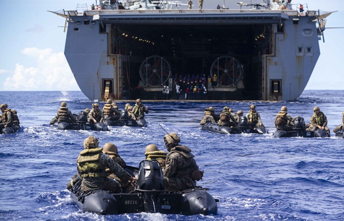 Десантные корабли ВМС США с морпехами подходят к Аравийскому морю