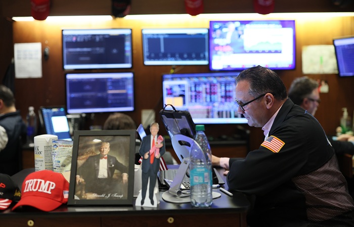 Уолл-стрит выросла в понедельник на заявлениях Трампа о переговорах с Ираном