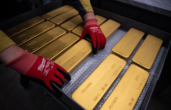 Физлица с мая смогут вывозить слитки золота свыше 100 г только через аэропорты Москвы и Владивостока
