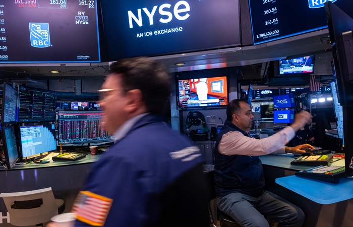 Уолл-стрит резко снизилась в четверг, основные индексы потеряли более 1%