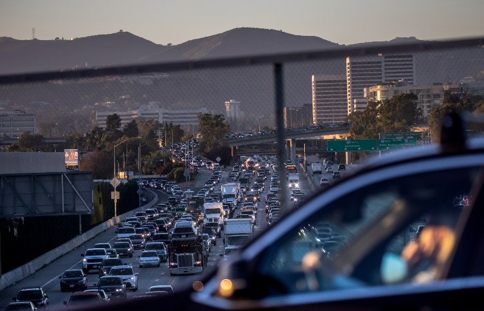 В США средняя розничная цена галлона бензина превысила $4 впервые с 2022 года