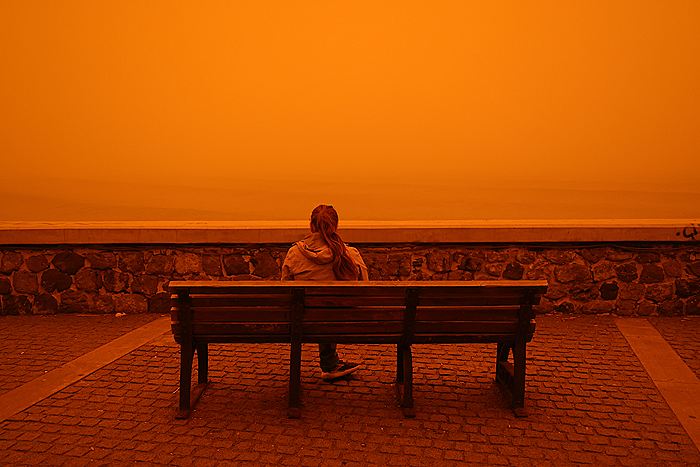 Небо на Крите окрасилось в красный цвет из-за принесенного из Сахара песка