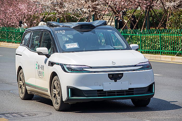 Роботакси Baidu из-за технической проблемы остановились посреди трасс в Ухане