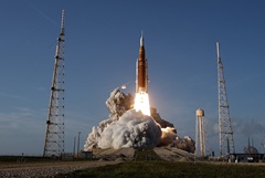 Американский пилотируемый корабль "Орион" стартовал к Луне в рамках миссии "Артемида-2"