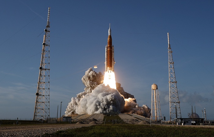 Американский пилотируемый корабль "Орион" стартовал к Луне в рамках миссии "Артемида-2"