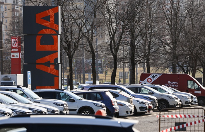 Продажи легковых Lada в РФ в I квартале снизились на 17,4% на фоне роста авторынка на 7,3%