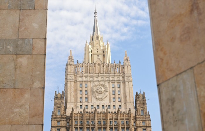 МИД РФ призвал прекратить удары по АЭС Бушер"