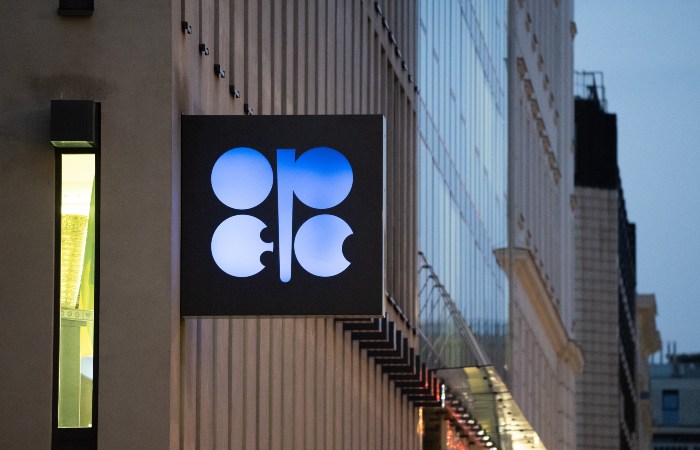 "Восьмерка" ОПЕК+ предварительно договорилась об увеличении добычи нефти в мае на 206 тыс. б/с