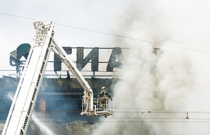 Число пострадавших при пожаре в ТЦ в Калининграде увеличилось до четырех человек