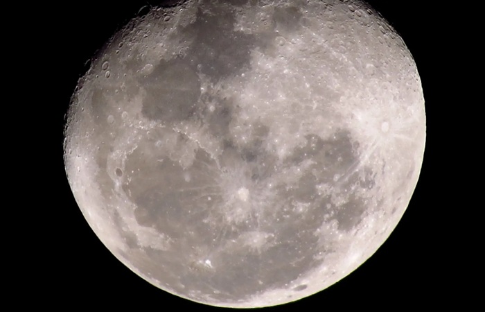 Orion начал облет Луны