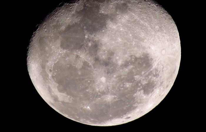 Orion начал облет Луны