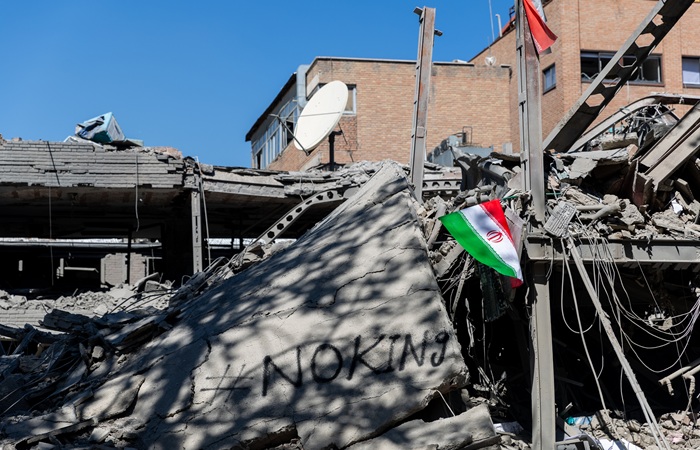 Израиль продолжает атаковать Иран после объявления о прекращении огня