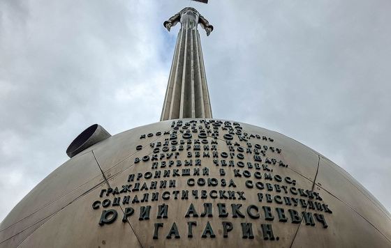 Промывка памятника Юрию Гагарину в Москве в рамках Недели космоса