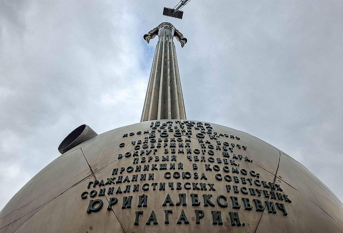Промывка памятника Юрию Гагарину в Москве в рамках Недели космоса