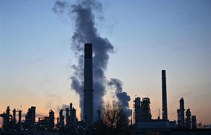 Нефтепереработка в мире упала в марте на 5 млн б/с