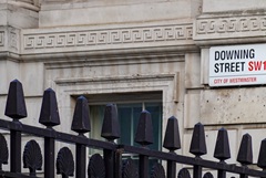 Премьер Британии уволил главу дипслужбы после раскрытия данных о проверке Мандельсона