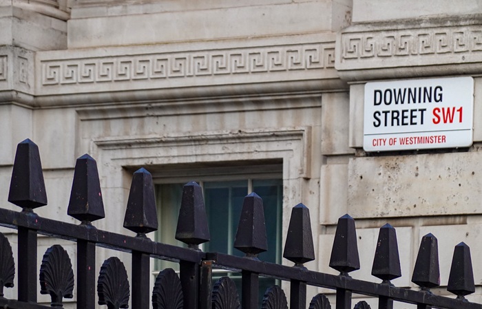 Премьер Британии уволил главу дипслужбы после раскрытия данных о проверке Мандельсона