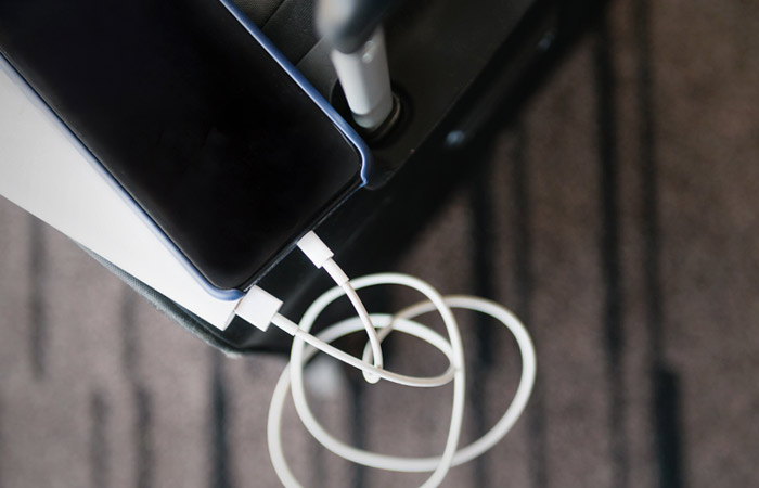 Росавиация не видит оснований запрещать использовать пауэрбанки на борту самолета