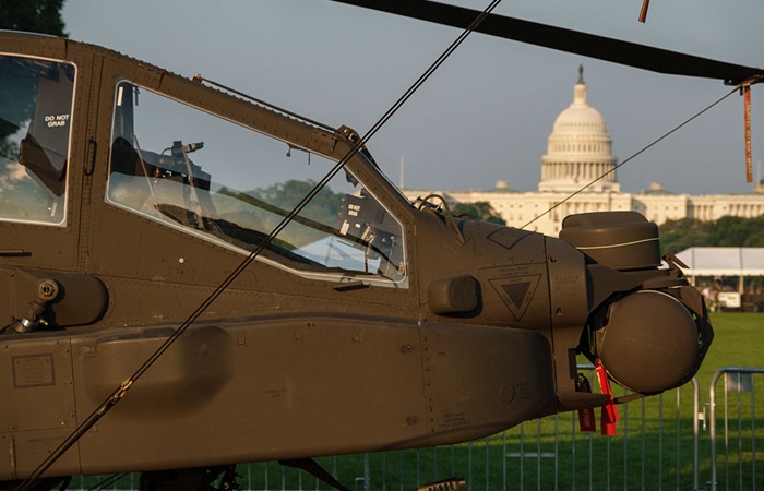 Ударные вертолеты армии США начали патрулировать район Ормузского пролива