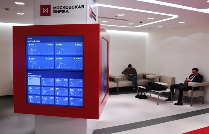 Рынок акций РФ открылся в утреннюю сессию ростом индекса IMOEX2 на 0,8%