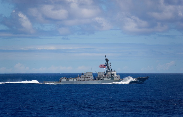 ВМС США взяли под контроль иранское судно в Оманском заливе