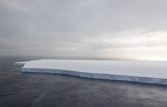 Крупнейший в мире айсберг завершает свою историю