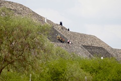 Тринадцать человек, в том числе россиянин, пострадали при стрельбе у пирамид в Мексике