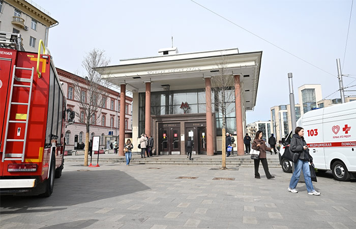 Пассажиров поезда на красной ветке метро в Москве эвакуировали из-за неисправности состава