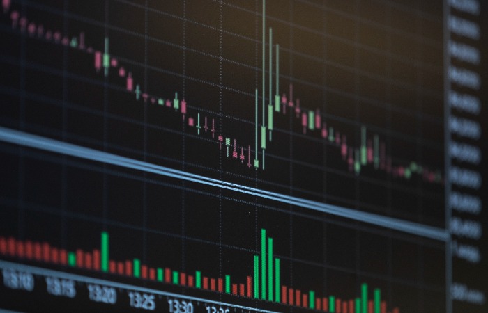 Рынок акций РФ открылся в утреннюю сессию незначительным изменением индекса IMOEX2