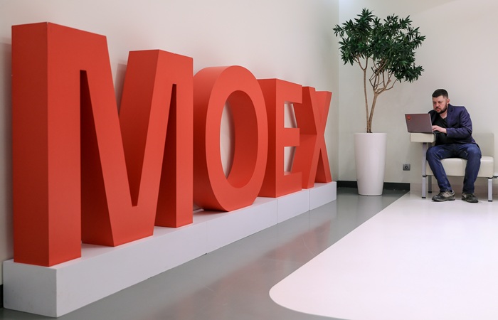 Рынок акций РФ открылся в утреннюю сессию ростом индекса IMOEX2 на 0,3%