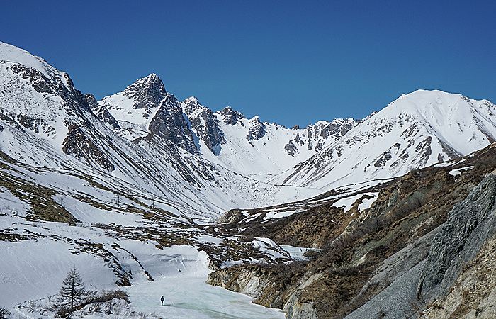 Спасатели обнаружили тела еще двух попавших под лавину туристов в Бурятии
