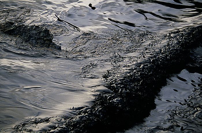 Почти 1 тыс. кубометров нефтепродуктов убрали из реки и с побережья Туапсе