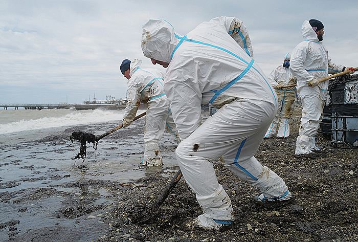 Более 3 тыс. нефтепродуктов убрали в Туапсе после разлива из-за атаки БПЛА