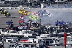 Авария из 27 машин произошла на 115-м круге гонки NASCAR в Талладеге