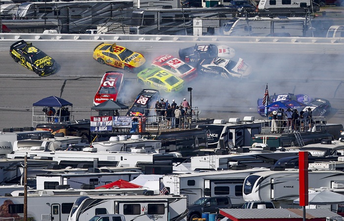 Авария из 27 машин произошла на 115-м круге гонки NASCAR в Талладеге