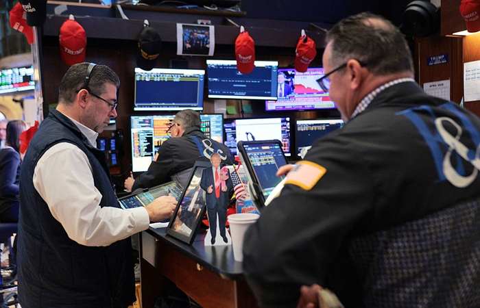 Индекс Dow Jones снизился в пятницу, S&P 500 и Nasdaq обновили рекордные максимумы