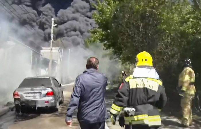 Выброс нефтепродуктов из резервуара произошел при пожаре на НПЗ в Туапсе