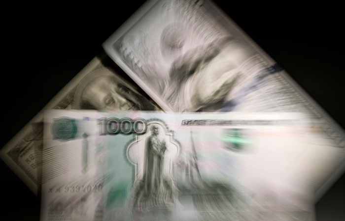 Сбербанк ждет ослабления рубля во II полугодии в среднем до 80-90 руб. за доллар