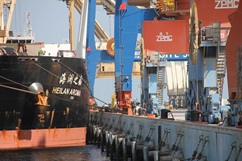 Пакистан открыл наземные коридоры для транзита иранских грузов в обход Ормузского пролива