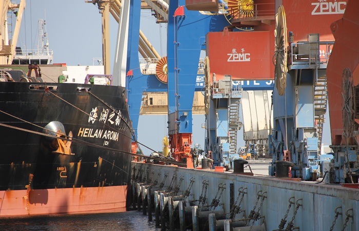 Пакистан открыл наземные коридоры для транзита иранских грузов в обход Ормузского пролива